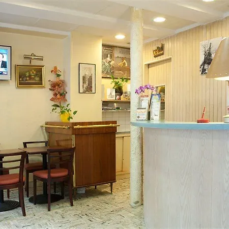 أفينير مونتمارتريه 2* باريس