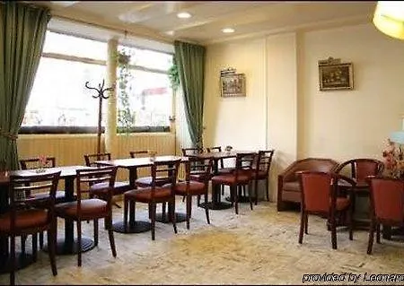 فندق أفينير مونتمارتريه 2*